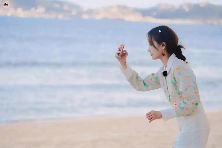 李一桐路透海边沙滩游玩