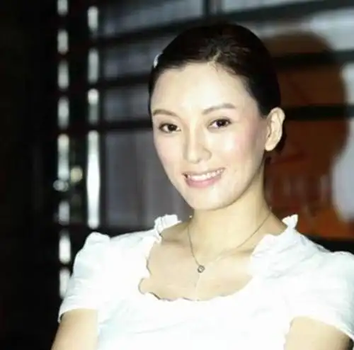 花花公子开价25万美金拍她果照彭丹脱也脱给华人看