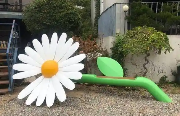 权志龙山庄门口添了朵菊花!