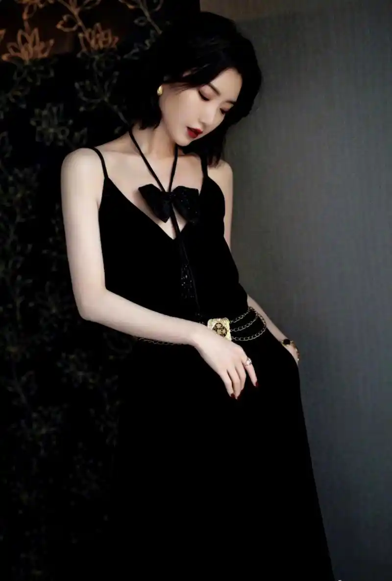 毛晓彤黑色连衣裙好性感