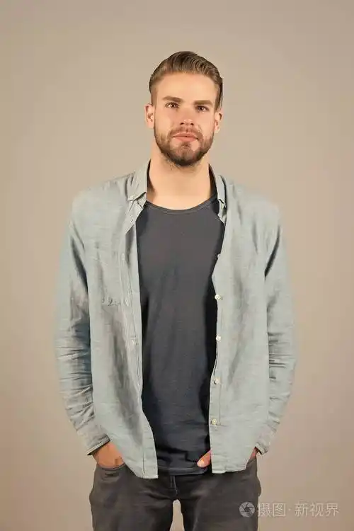 男人胡子严脸穿休闲服灰色背景有胡子的男人看起来很帅衣着得体有胡子