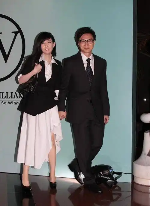 周慧敏和老公牵手现身一袭白裙少女感好强被宠成小女人