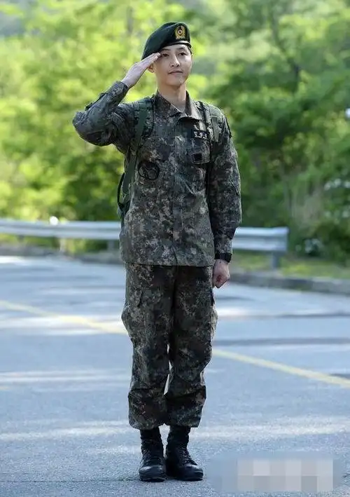 谁有这张仲基欧巴军装全身照,清楚点的吗?