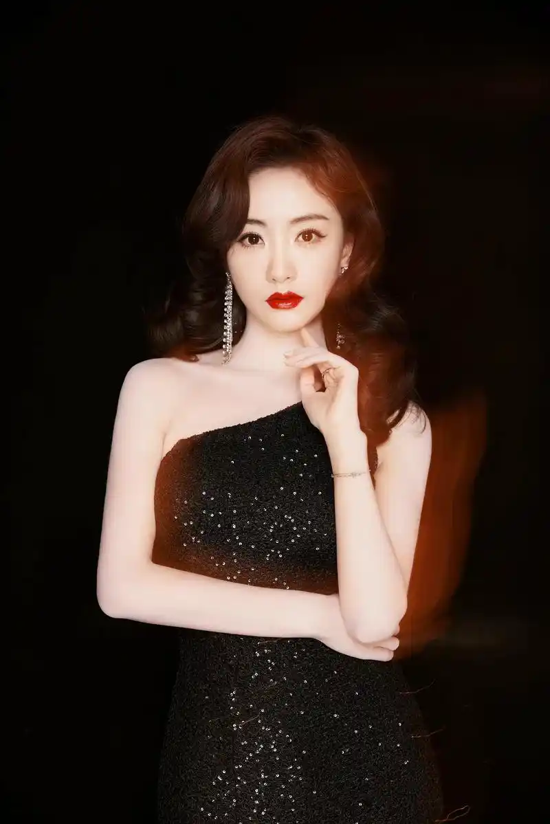 杨蓉身着 st. john 2022早秋系列黑色亮片斜肩礼服