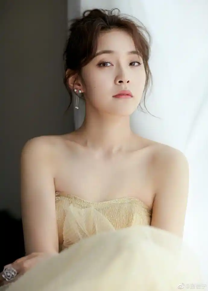 中秋节女演员张佳宁晒个人写真美照欣赏