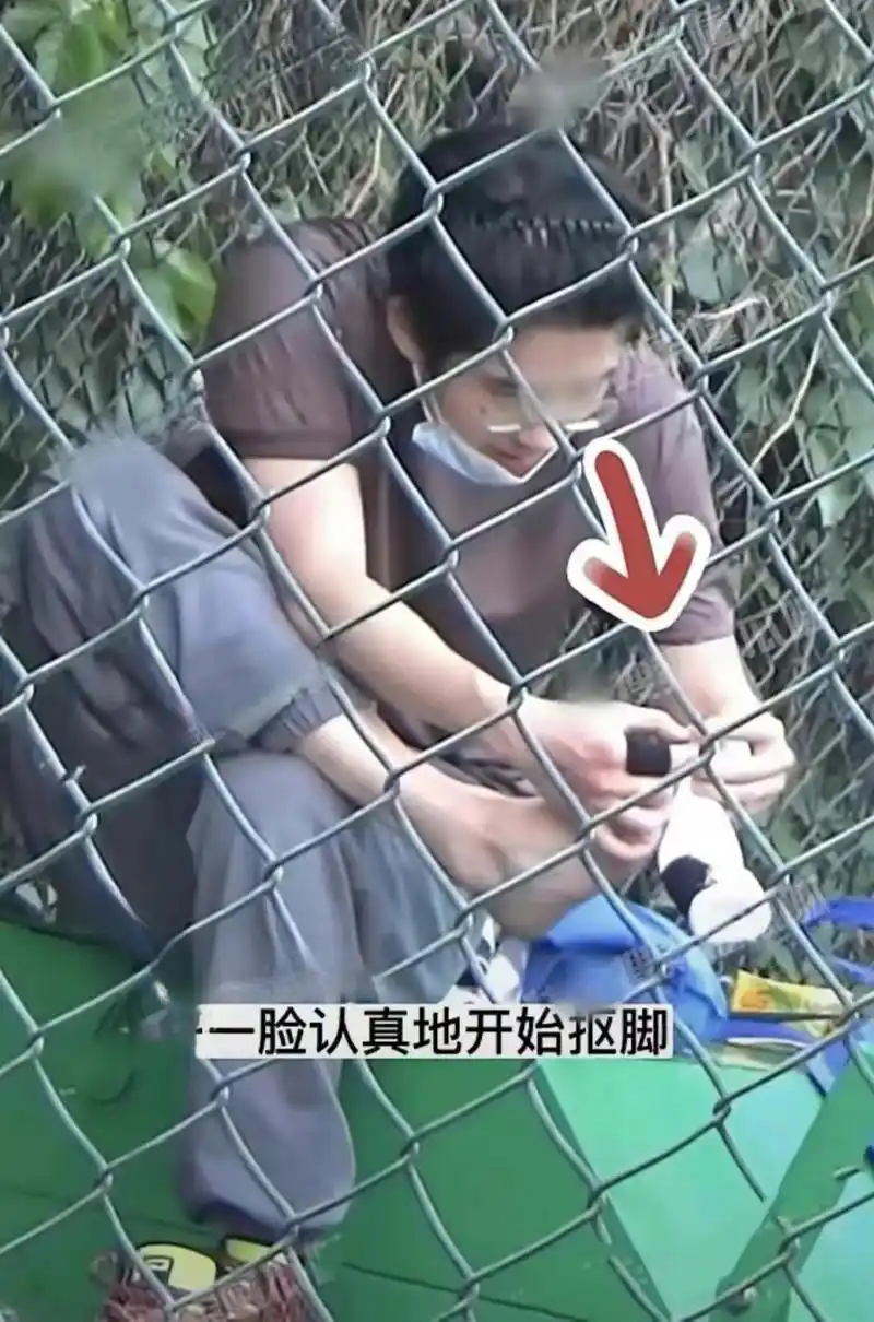 娱乐最前沿#   title: 刘昊然的"脚气"事件,网友怎么看?