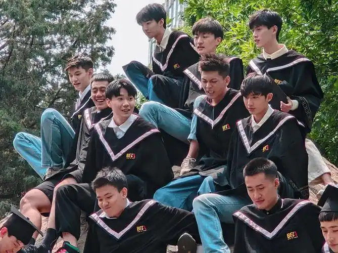 王俊凯的大学同学照片(王俊凯拍毕业照)_国际教育网