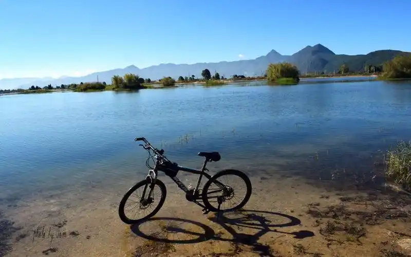 湖边的单车风景桌面壁纸