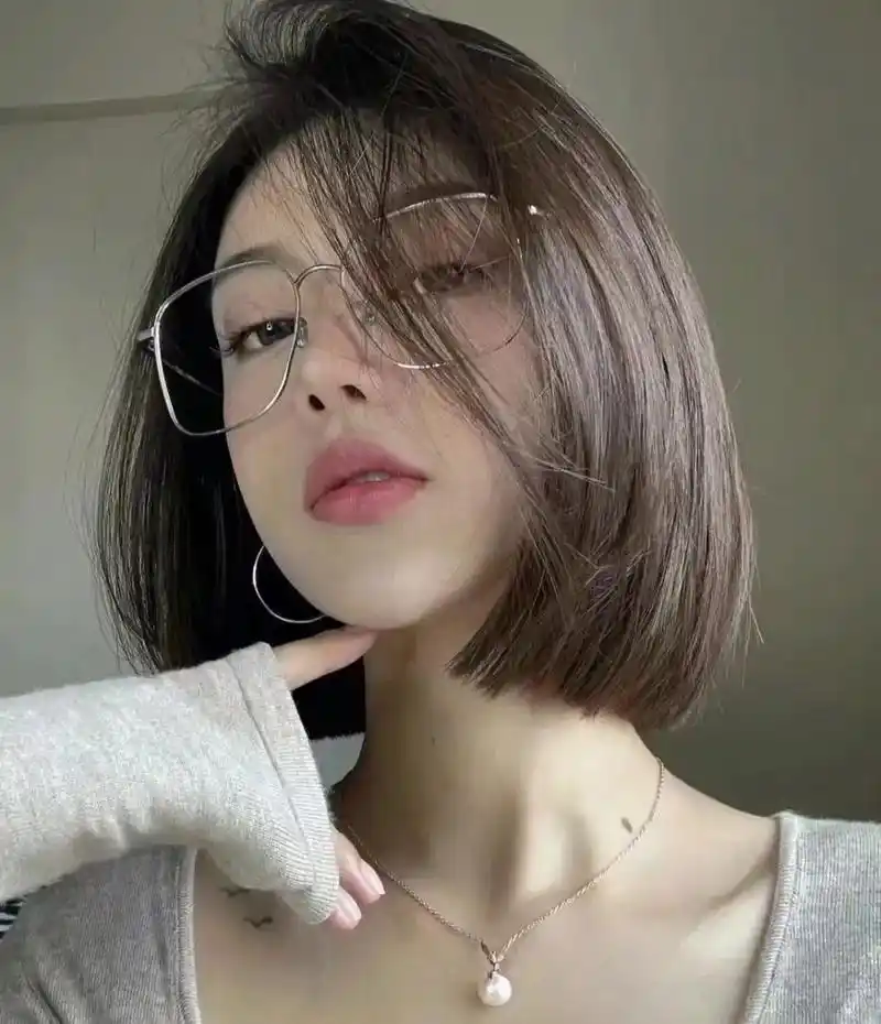 短款无刘海一刀切发型搭配浅色系也好看哦 一款不会翻车的短发短 - 抖