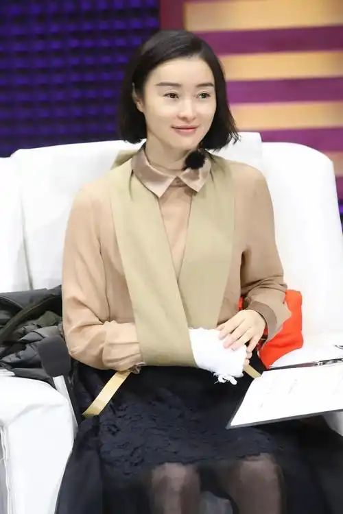 演小三被万人谩骂,缠着绷带上节目,她才是中国最硬核的女演员|吴越