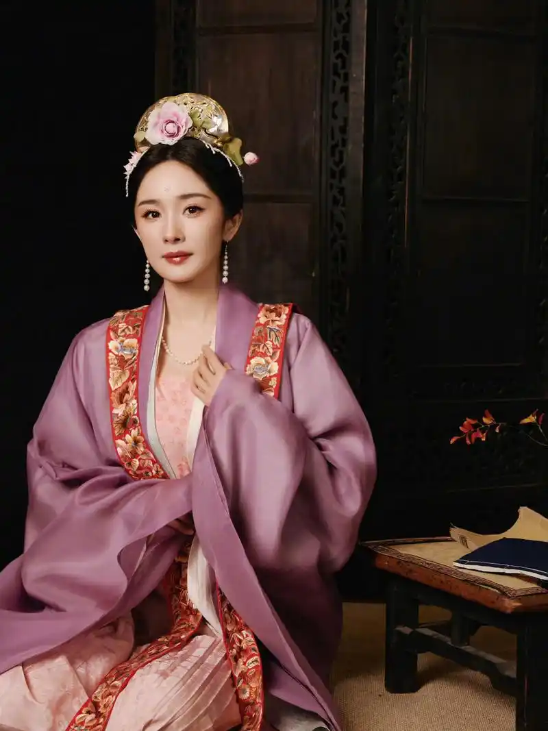 时尚穿搭# #女明星怎么穿# 杨幂河南卫视春晚带来古装美人造型,从