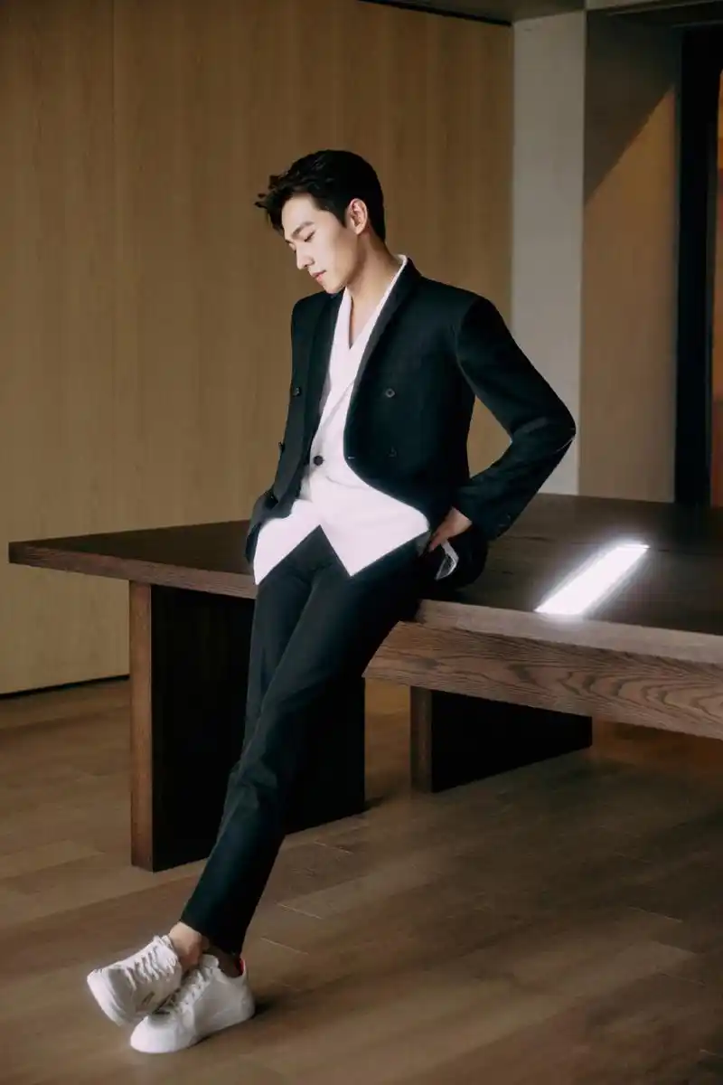 消息杨洋今日出席hogan线下活动休闲牛仔套装变身蓝朋友少年感满分