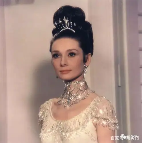 而她在电影中佩戴的,是一条多层珍珠项链,由法国珠宝设计师roger