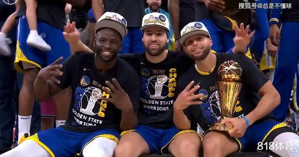 勇士全队在从波士顿返回旧金山的飞机上拍了一张全家福,而随后大家就