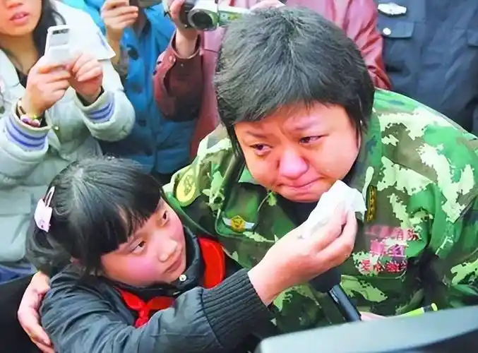 韩红自曝大学时曾是"校花",看了她18岁的照片,我真的被惊艳了_身材