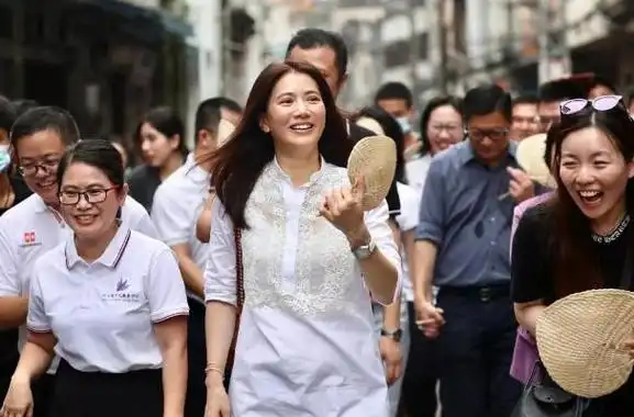 袁咏仪回老家东莞探亲保安局长邓炳强全程陪同民众夹道欢迎