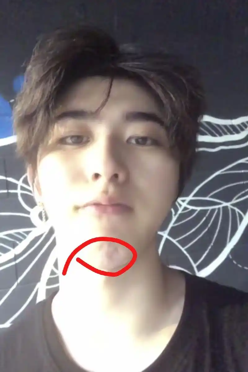 蔡徐坤晒自拍骗粉丝,瘦脸美颜双管齐下,就是不肯减肥