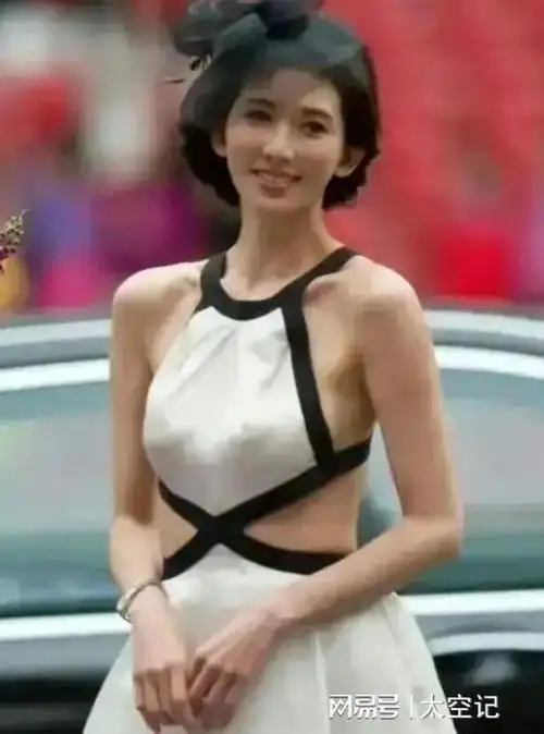 下嫁日本的林志玲真是一言难尽,不穿"内衣"照片,满屏都是尴尬