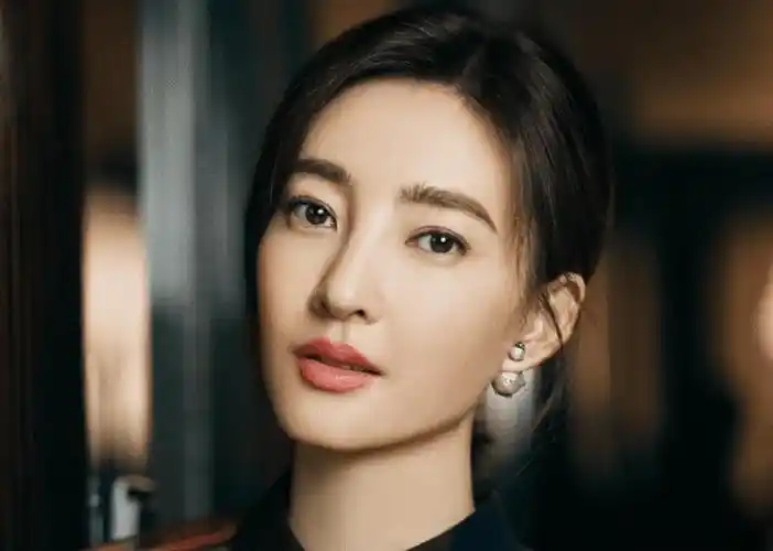 下垂眼的明星新闻_双眼皮别乱割,从白鹿到戚薇,这8位明星的"后遗症"都