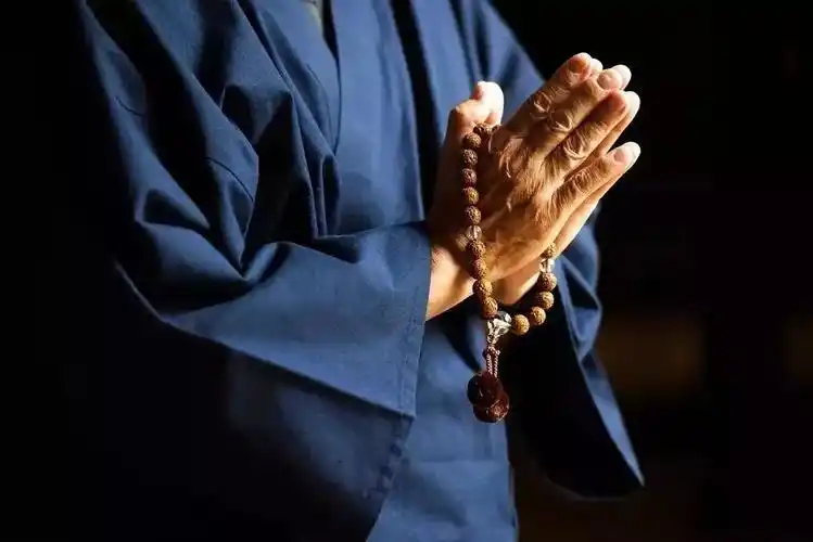 善知识又教此人恭敬合掌,至诚称念南无阿弥陀佛,以称念弥陀名号的