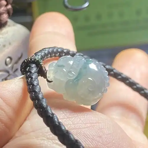 翡翠胖貔貅新戴法配个皮绳手圈圈结缘