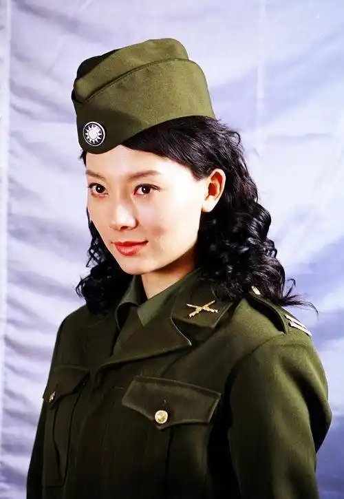 40位女明星军装照:赵丽颖金晨英气逼人,热巴娇俏,景甜青春可人_当过兵