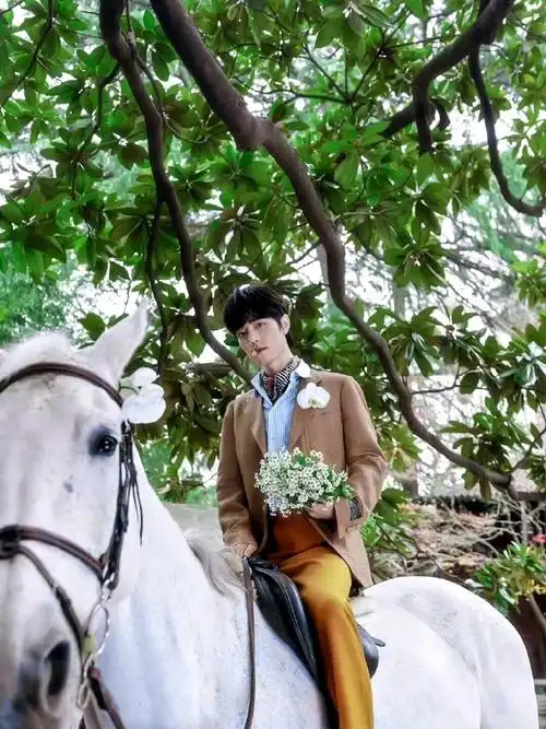 肖战咖色v领西装##肖战捧花写真