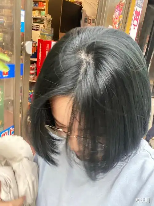 我刚刚染蓝黑色头发一点都不显我还怎么办在线等哭死了