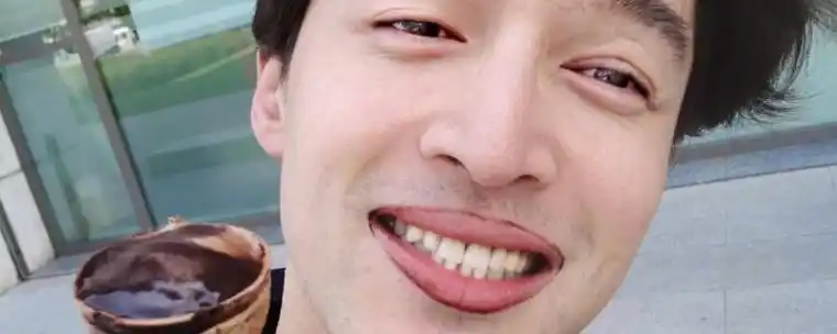 胡歌自拍照香肠嘴是什么情况