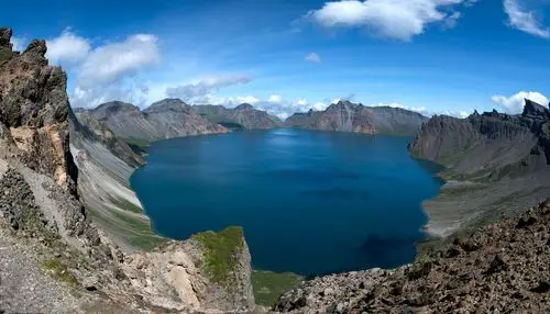 八月的长白山天池南坡