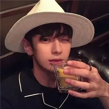 范戴眼镜男生头像