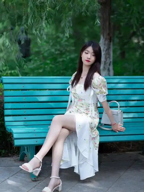 大连植物园约拍长裙小清新美女