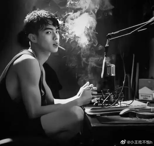 睡前分享帅哥soso抽烟照