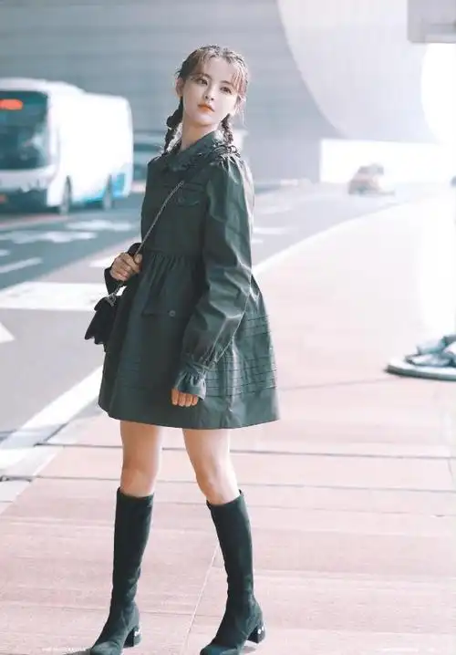 21岁杨超越机场秀够奢侈,1万8连衣裙配1万1高筒靴,少女模样太甜_黑色