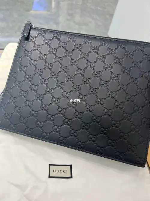 古驰男士时尚手拿包,新款全皮黑色压纹,2021年10月在深圳罗湖万象城