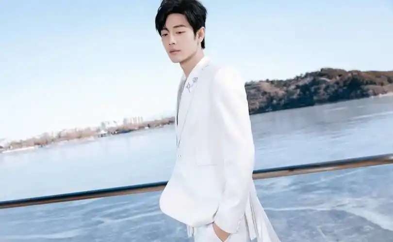 肖战网络视听盛典造型出图,特别定制白色西服套装彰显王子气质_品牌