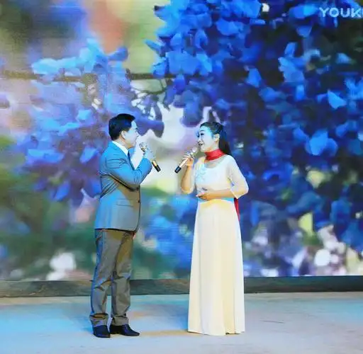 男女生二重唱《紫藤花》,演唱者:石俊柏,鲁军