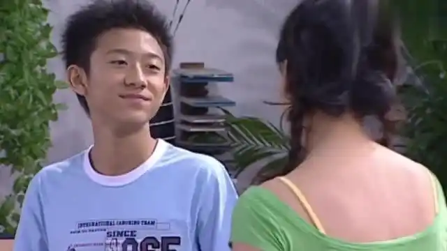 家有儿女54小雪弯腰,小雪给刘星铰头,太搞笑了吧