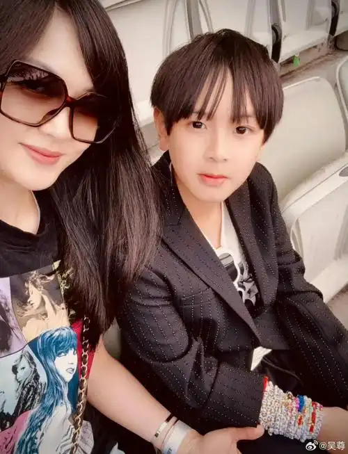 好久不见吴尊的女儿neinei啦和妈妈越来越像了