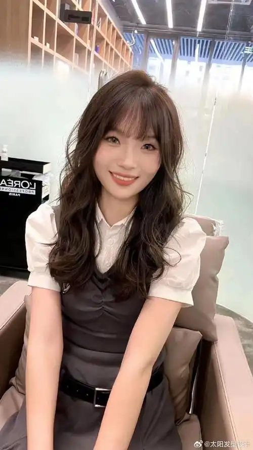 必备气质卷发##秋冬必备气质卷发#法式刘海,造型烫黄石·湖北师范大学