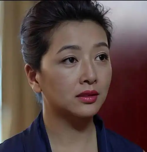 赵宝刚导演的《过把瘾》播出后让江姗很快的火起来,成名后的江珊片约