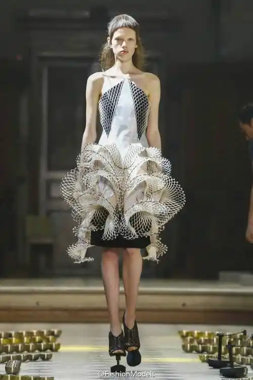 海绵,珊瑚等海底生物通过高超的立体剪裁技艺和特殊的材质被生动还原