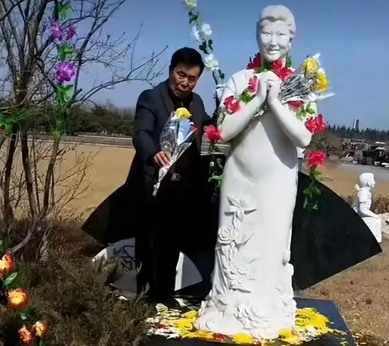 高秀敏对他的感情,即便通过屏幕,人们也能深深感受到.