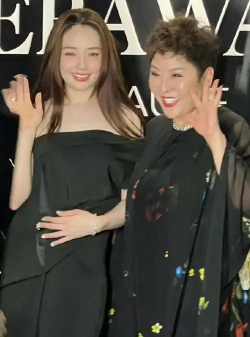 陈岚和郭碧婷三亚同台时尚搭配引关注