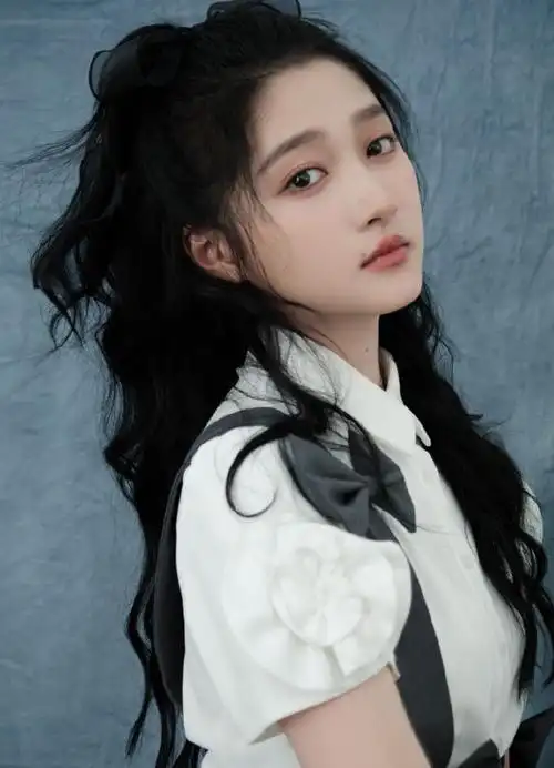 关晓彤六一晚会舞台造型元气满满头戴蝴蝶结俏皮可爱