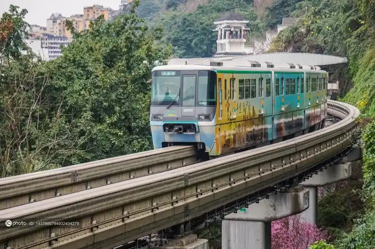 独家重庆轻轨佛图关站开往春天的列车彩绘列车