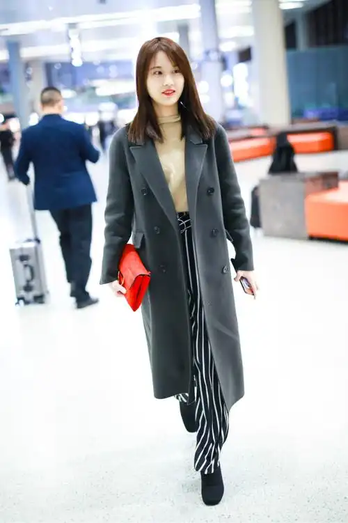 被张慧雯惊艳到,灰大衣配条纹阔脚裤,才166cm愣是穿出1米8长腿_效果