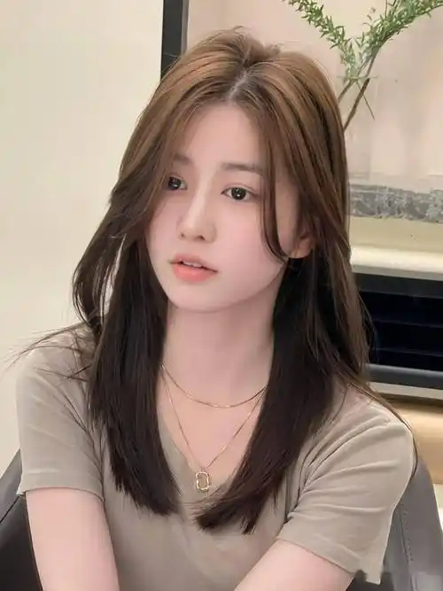 女生看过来了,中长发这样剪,既好看又容易打理,不烫不染也会非常好看