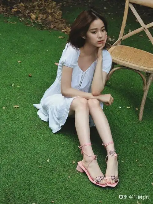 欧阳娜娜,钟楚曦都纷纷穿起"仙女裙",除了裙子,脚上的鞋子也吸引到我