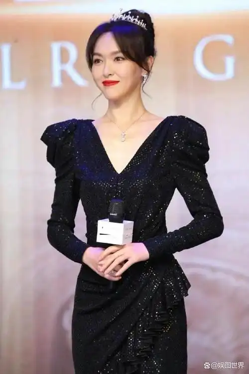 唐嫣身穿黑色亮片礼服靓丽优雅